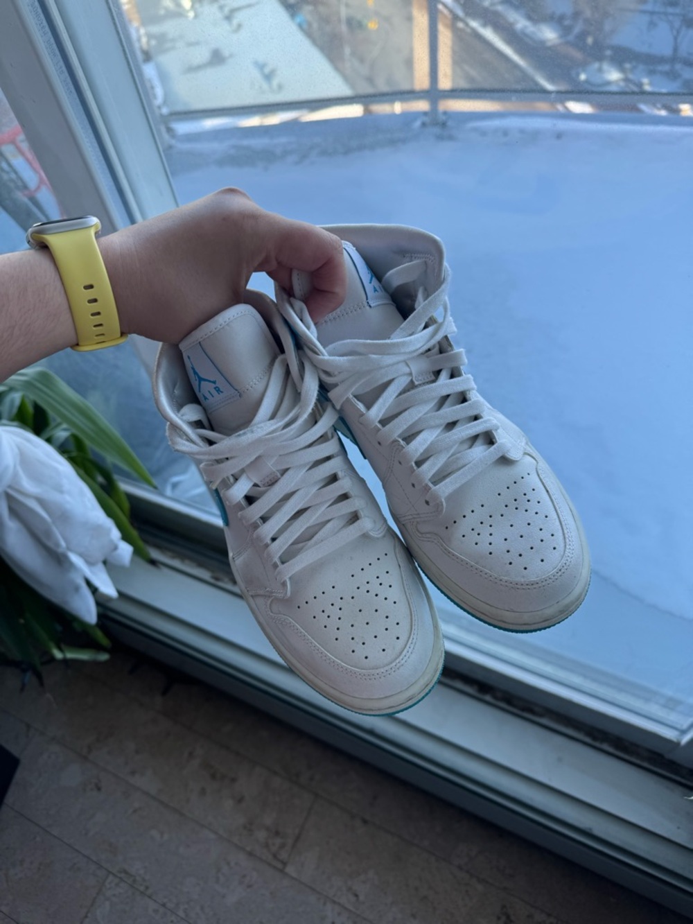 Air Jordan 1 Mid "UNC" Sneakers - Picture 7 of 9